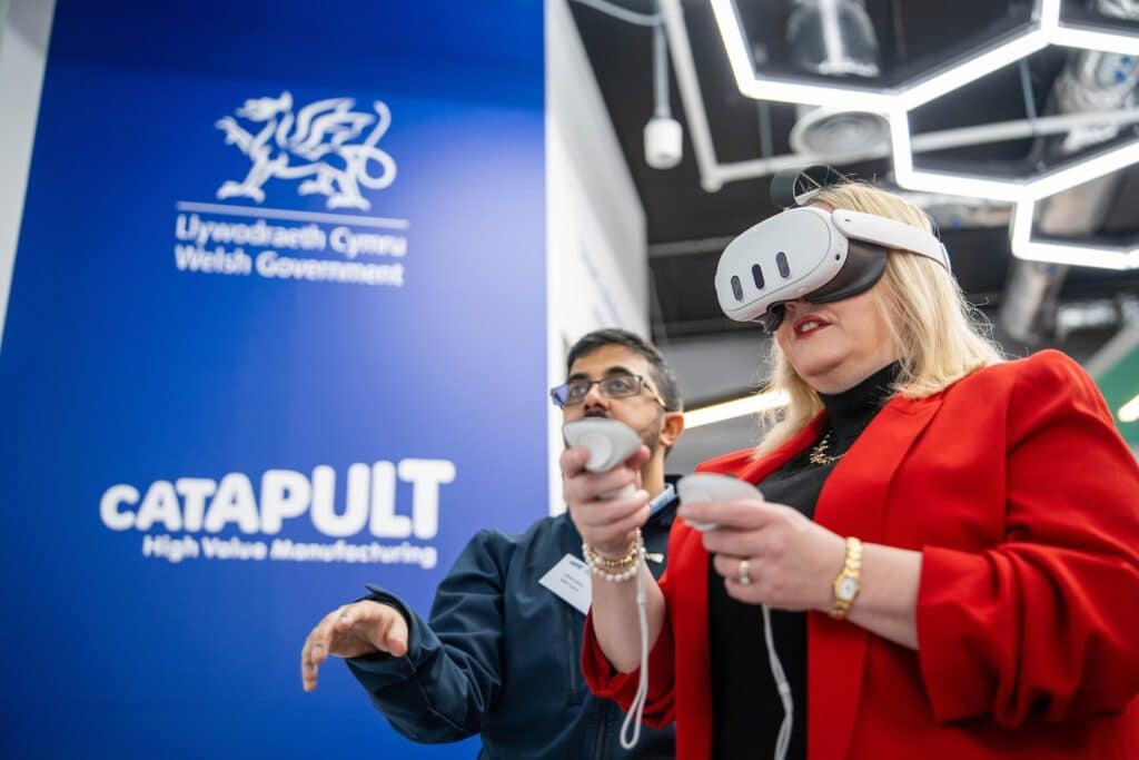 Two people using a virtual Reality Headset